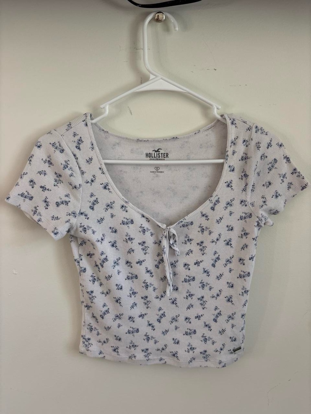 Hollister White Ribbed Crop Top with Blue Floral Tie Front